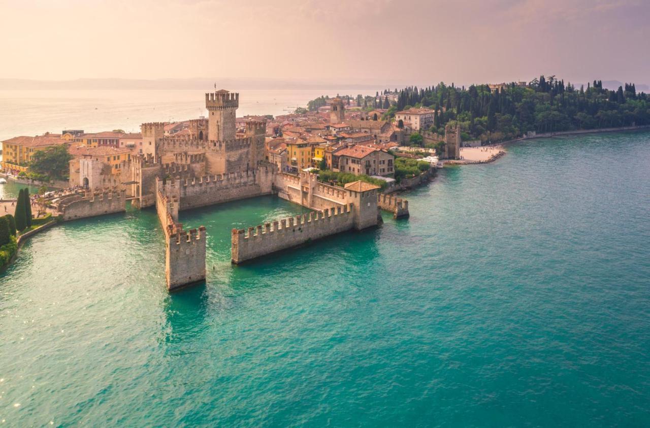 Charming Attic Apartment With Balcony & Swimming Pool Desenzano del Garda Esterno foto