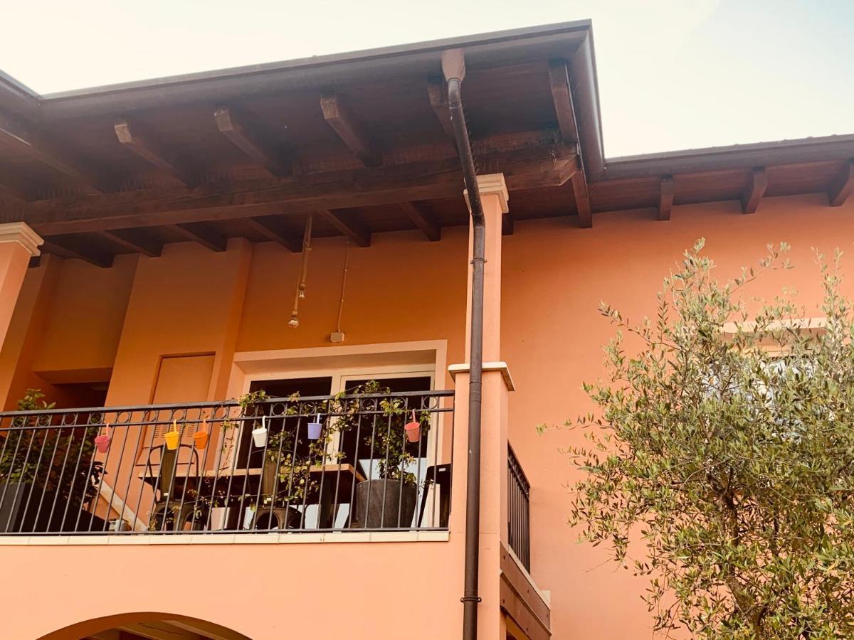 Charming Attic Apartment With Balcony & Swimming Pool Desenzano del Garda Esterno foto