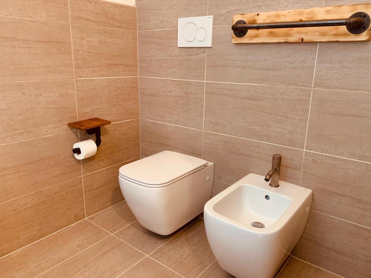 Charming Attic Apartment With Balcony & Swimming Pool Desenzano del Garda Esterno foto
