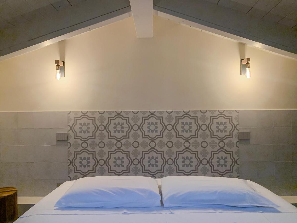Charming Attic Apartment With Balcony & Swimming Pool Desenzano del Garda Esterno foto