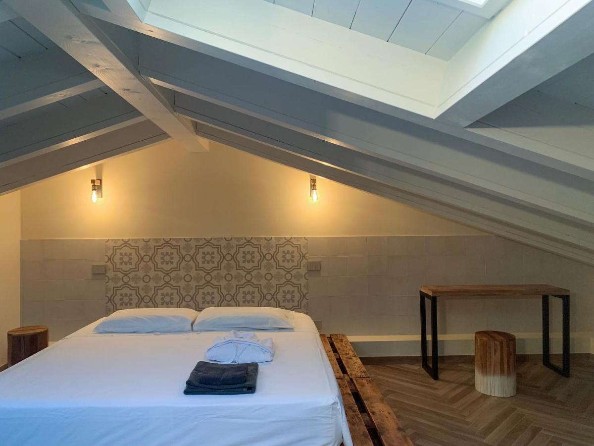 Charming Attic Apartment With Balcony & Swimming Pool Desenzano del Garda Esterno foto