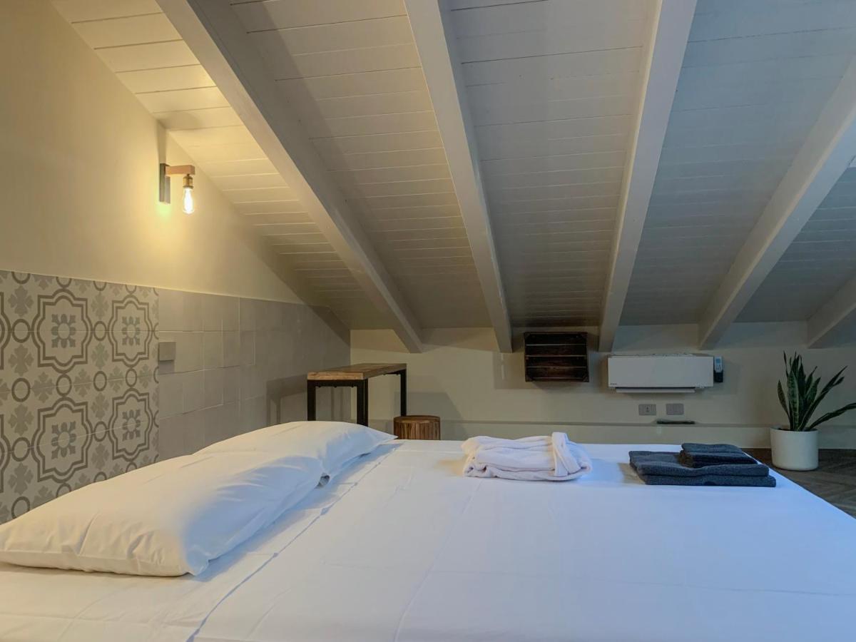 Charming Attic Apartment With Balcony & Swimming Pool Desenzano del Garda Esterno foto